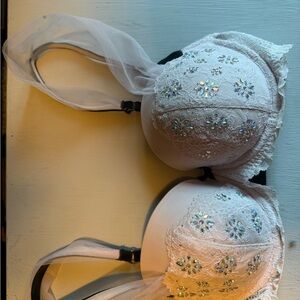 Victoria's Secret Dream Angel
 White Lace Bra with Sparkling Accent